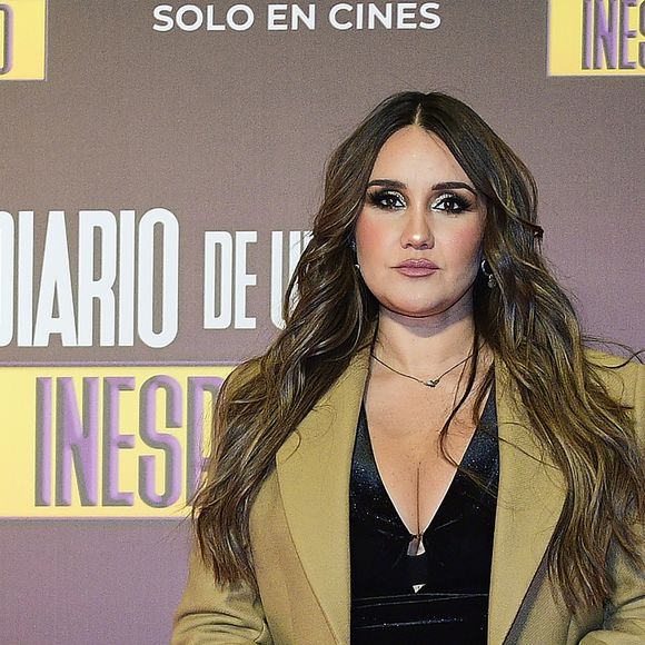 Dulce María e Guillermo Ochoa viveram uma história de amor curta, mas marcante, em meio ao auge de Rebelde e ao início da carreira do goleiro