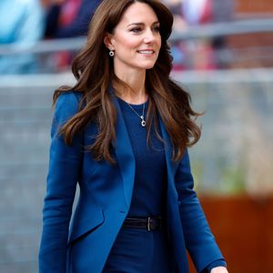 Nas roupas, o azul escuro tem relação com a introspecção intensa