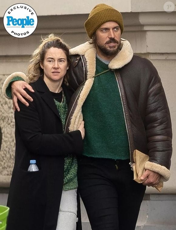 Ator de 'Emily em Paris' e estrela de 'A Culpa é das Estrelas' aparecem de mãos dadas na capital francesa