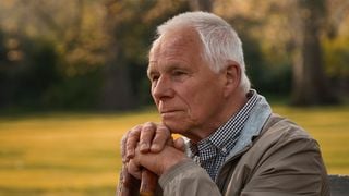 A psicologia diz que a verdadeira razão pela qual ter mais de 60 anos é tão difícil não é o envelhecimento em si, mas sim o fato de que a cultura moderna não tem uma estrutura para a dignidade sem produtividade