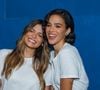 Bruna Marquezine e Luana Marquezine posam juntas com looks coordenados: as duas usam camiseta branca, mas Bruna aposta em veludo e Luana em cetim e renda