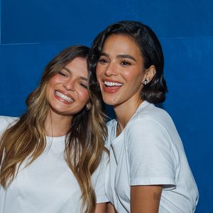 Bruna Marquezine e Luana Marquezine posam juntas com looks coordenados: as duas usam camiseta branca, mas Bruna aposta em veludo e Luana em cetim e renda