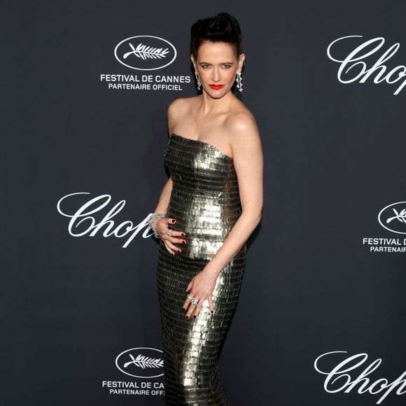 Se você vai passar a festa de Natal num local mais refinado, vale apostar num vestido bem brilhante como esse que Eva Green usou em Cannes 2024. Os modelos sem alça ganham força total agora no verão.