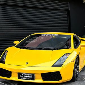 Roberto Carlos também gosta de modernidade e tem um Lamborghini Gallardo em sua garagem
