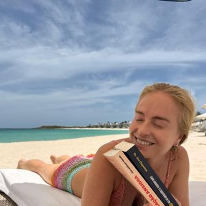 Angélica curtiu momentos de descanso na praia de águas cristalinas