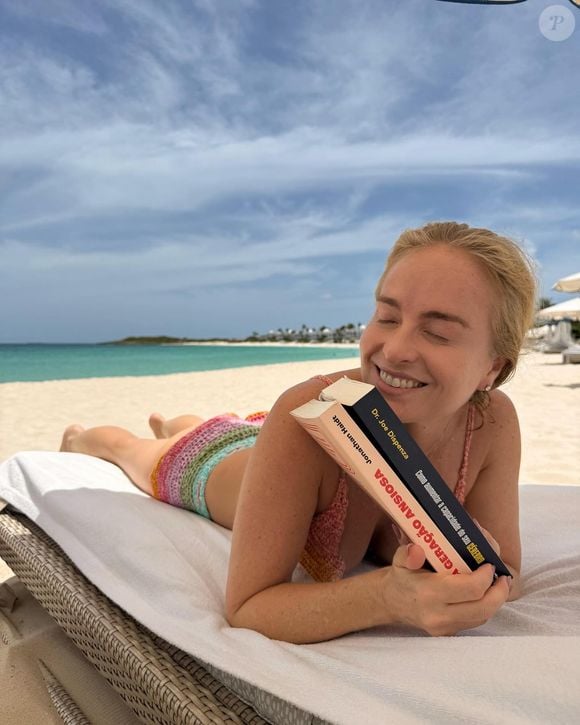 Angélica curtiu momentos de descanso na praia de águas cristalinas