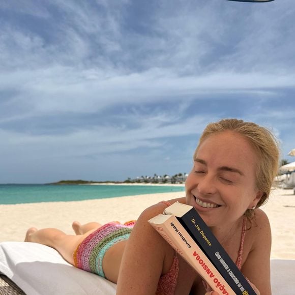 Angélica curtiu momentos de descanso na praia de águas cristalinas