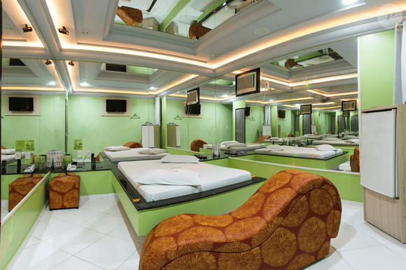 As reformas para deixar os motéis menos sensuais estam em plena atividade