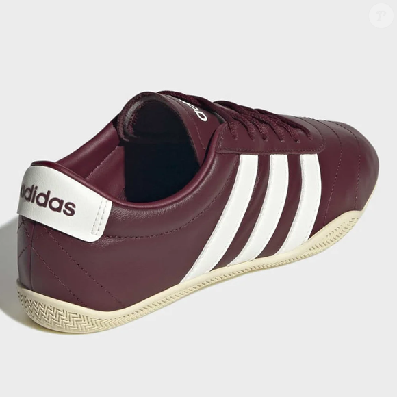 O visual retrô do Adidas Grand Court LO virou tendência entre mulheres 50+ que procuram um calçado confortável para compromissos do cotidiano, caminhadas e produções elegantes com toque casual