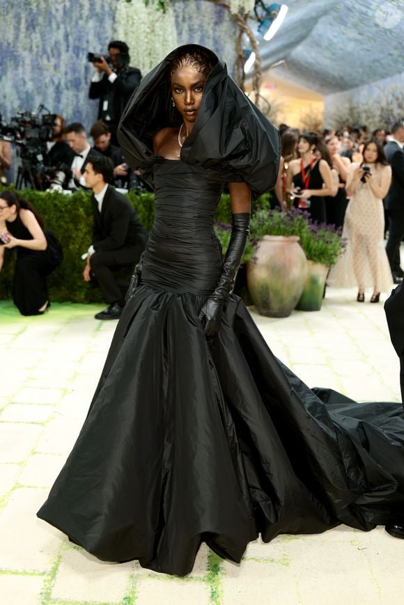 A modelo Anok Yai entregou tudo com um visual magnífico ao colorir a pele com tinta dourada, criando um contraste poderoso com um vestido preto escultural no Met Gala 2026