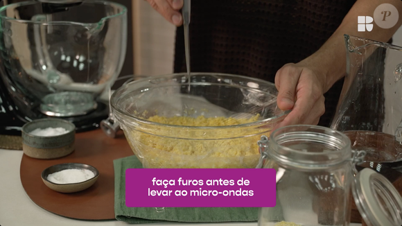 Para a receita, comece preparando um cuscuz da maneira convencional. Cozinhe no microondas