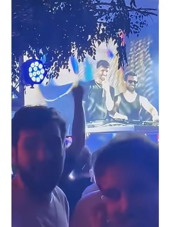 Léo Pereira, do Flamengo, surpreendeu Karoline Lima com declaração de amor durante festa do time rubro-negro pelas conquistas da Libertadores e do Brasileiro