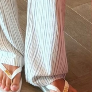 Bruna Marquezine vestiu Havaianas com um pin dourado que traz as letras ‘SM’, um possível referência a Shawn Mendes