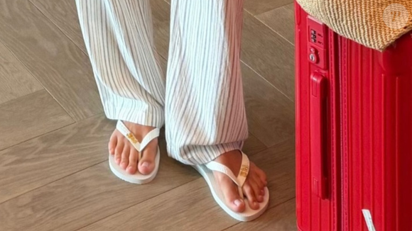 Bruna Marquezine vestiu Havaianas com um pin dourado que traz as letras ‘SM’, um possível referência a Shawn Mendes