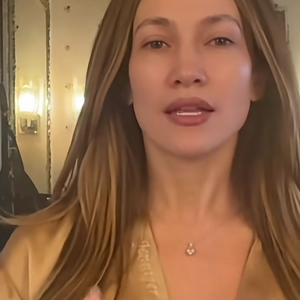 Jennifer Lopez exibiu o rosto sem maquiagem nas redes sociais e chamou atenção pela aparência radiante aos 56 anos