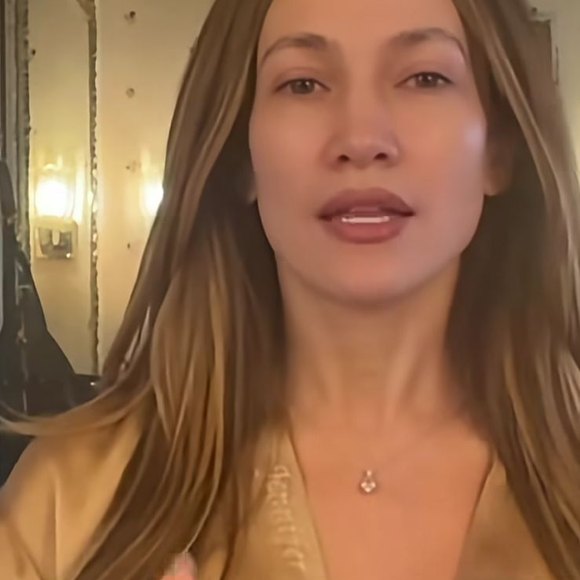 Jennifer Lopez exibiu o rosto sem maquiagem nas redes sociais e chamou atenção pela aparência radiante aos 56 anos