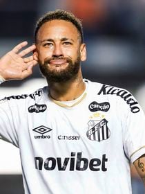 Neymar é provocado com máscaras de Bruna Marquezine, ignorado por jogador e dá a melhor resposta em jogo do Santos. Veja!