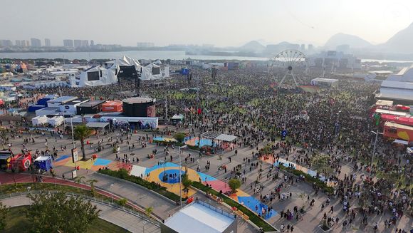 O que pode levar para o Rock in Rio 2026? Garrafa plástica transparente, powerbank pequeno, capa de chuva, protetor solar e outros itens estão entre os permitidos