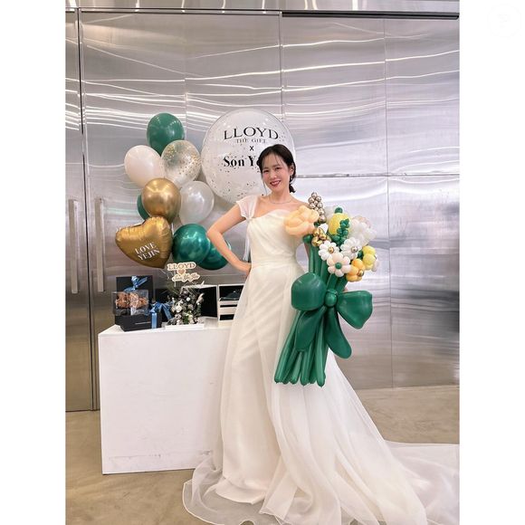 "Comer peito de frango todos os dias e fazer exercícios para as costas diariamente é necessário para alcançar a aparência desejada naquele momento fugaz sob os holofotes", confessou Son Ye-jin