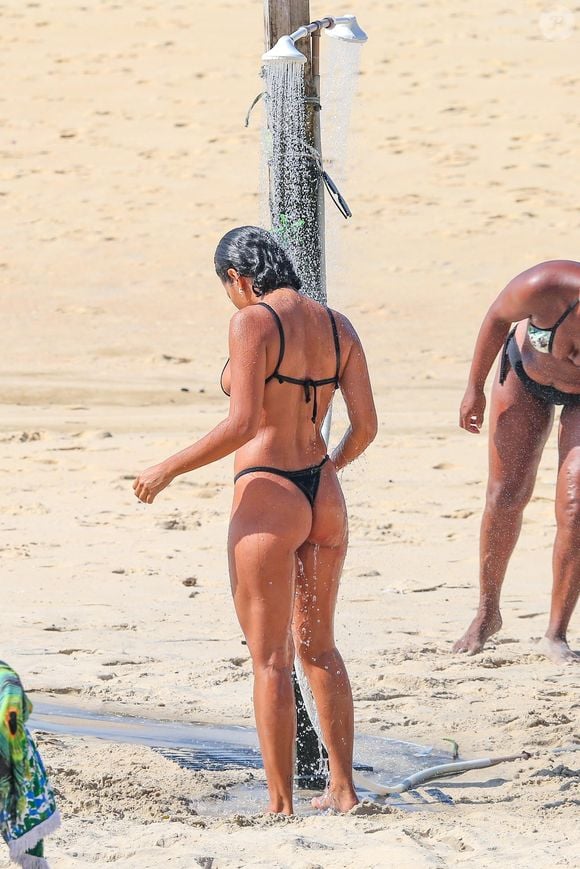 Bella Campos mostrou seu corpo bronzeado na praia