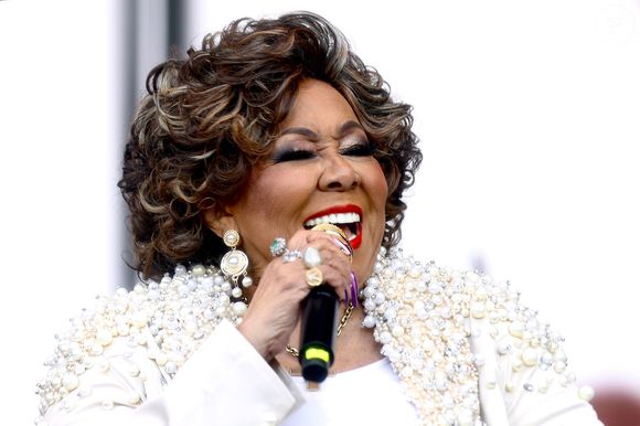 Espondilolistese, problema de coluna de Alcione, causa dores e limitações de movimento, mas são extremamente raros os casos onde o paciente para de andar