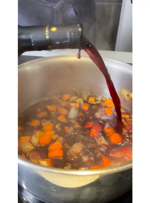 A seguir, acrescente meia garrafa de vinho tinto seco e deixe reduzir até criar consistência de molho