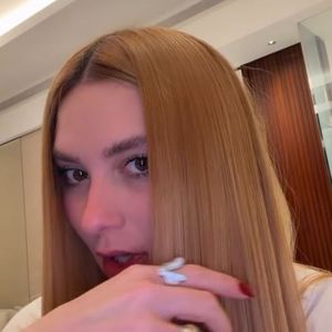 A voltar para o quarto do hotel, Virgínia se deu conta que seu cabelo está manchado