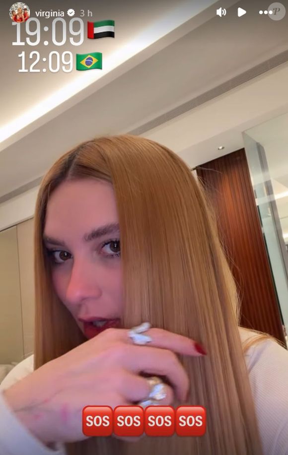 A voltar para o quarto do hotel, Virgínia se deu conta que seu cabelo está manchado