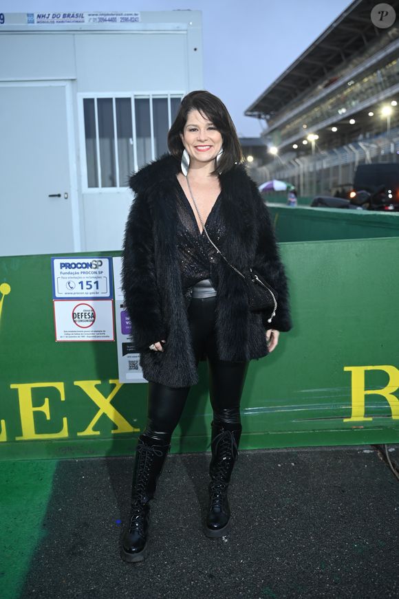 The Town 2025: de all black, a atriz Samara Felippo esbanjou estilo em um look com brilhos estratégicos