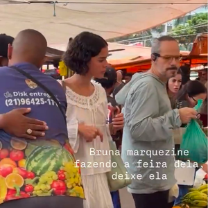 Com mangas bufantes, renda e caimento leve, a blusa escolhida por Bruna Marquezine reforçou a estética boho chic do look