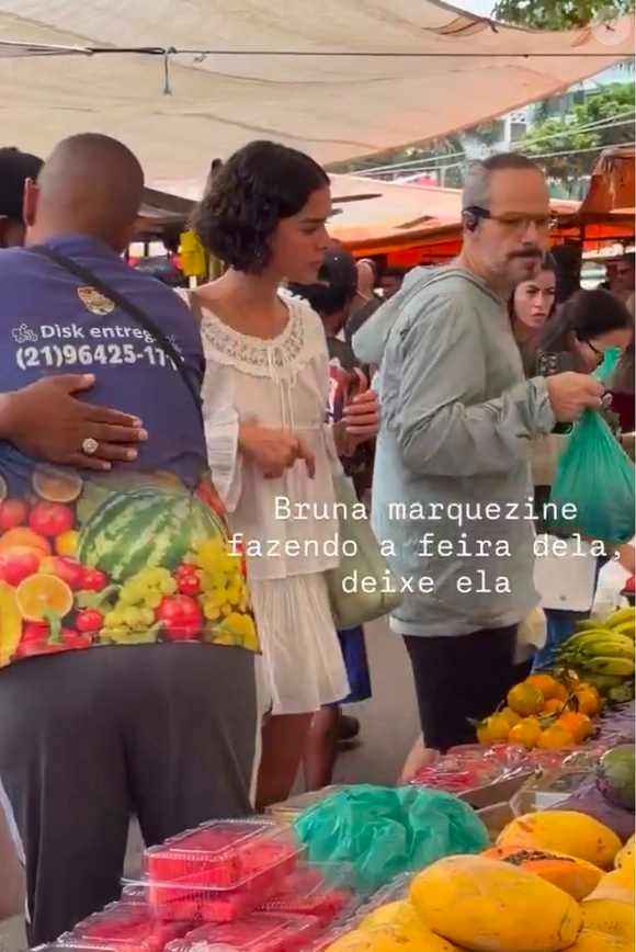 Com mangas bufantes, renda e caimento leve, a blusa escolhida por Bruna Marquezine reforçou a estética boho chic do look