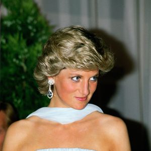 O vestido de Diana foi inspirado em Grace Kelly que, após seu casamento com o Príncipe Rainier III de Mônaco, tornou-se Princesa Grace de Mônaco