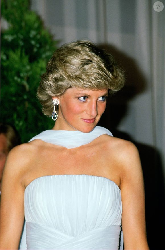 O vestido de Diana foi inspirado em Grace Kelly que, após seu casamento com o Príncipe Rainier III de Mônaco, tornou-se Princesa Grace de Mônaco