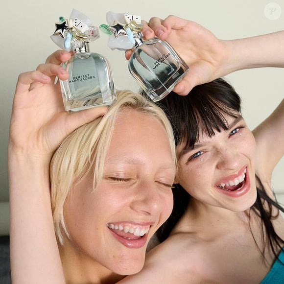 Perfect Eau de Toilette, da Marc Jacobs, combina erva-de-bicho e pimenta rosa na saída, narciso no coração e cedro no fundo em uma composição floral feminina lançada em 2022
