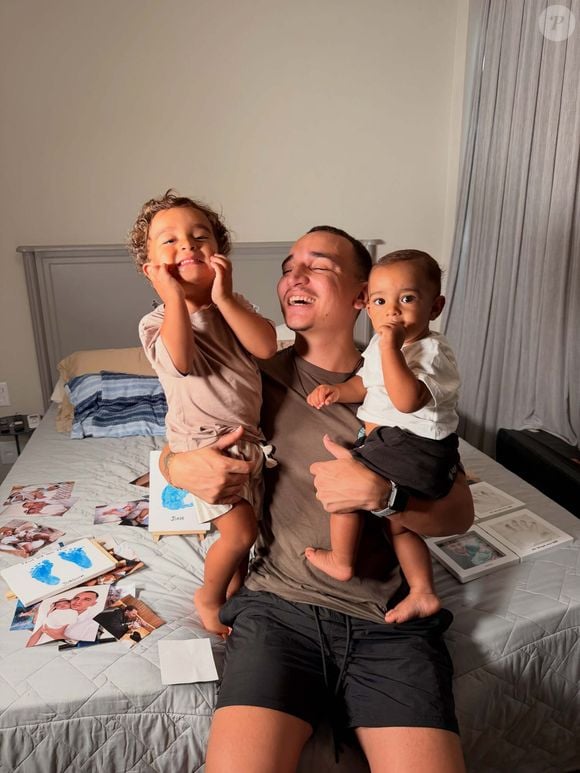 João Gomes e Ary Mirelle são pais de 2 filhos. Cantor destaca ao Purepeople como a esposa e a casa ajudam a recarregar suas energias entre os shows