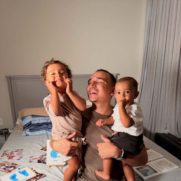 João Gomes e Ary Mirelle são pais de 2 filhos. Cantor destaca ao Purepeople como a esposa e a casa ajudam a recarregar suas energias entre os shows