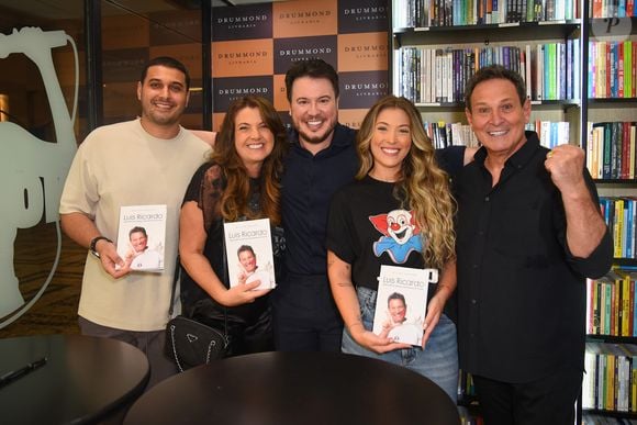 Ex-intérprete do palhaço Bozo, Luis Ricardo posa com o filho, a mulher, a filha e o autor de sua biografia