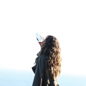 Paolla Oliveira grava cenas intensas de Heleninha em momento de recaída no vício em álcool à beira de penhasco no Rio de Janeiro após descoberta de Leonardo