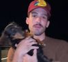João Guilherme apareceu com o cachorrinho que adotou com Bruna Marquezine