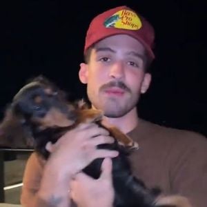 João Guilherme apareceu com o cachorrinho que adotou com Bruna Marquezine