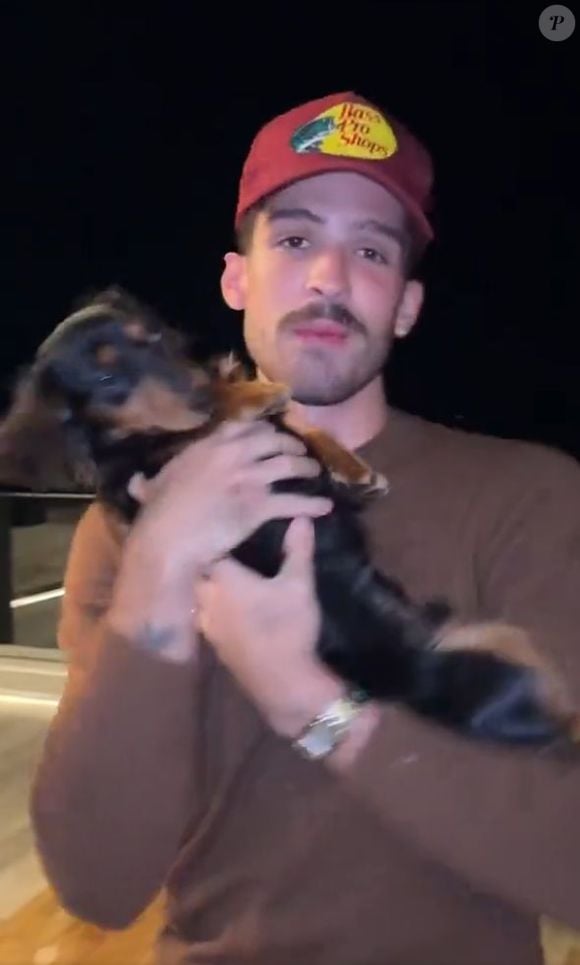 João Guilherme apareceu com o cachorrinho que adotou com Bruna Marquezine