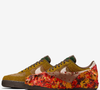 Com camurça e couro sintético, o Air Force 1 '07 Multi-Color SKU: IM8062-368 aposta em texturas que remetem a pedra e musgo