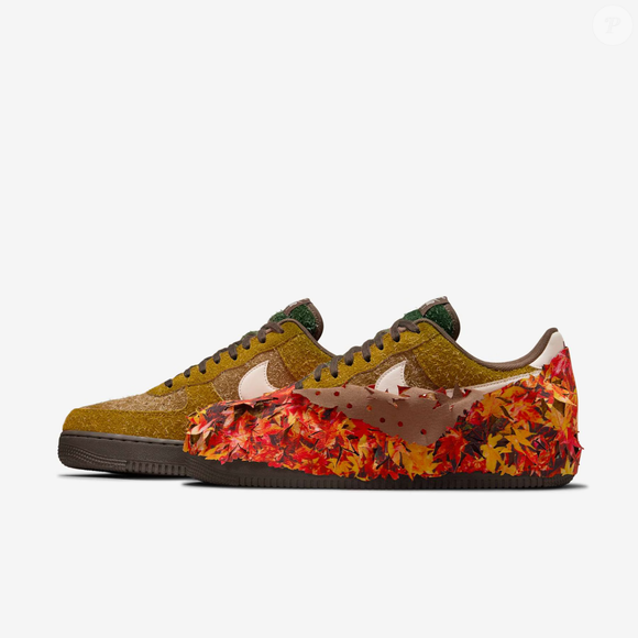 Com camurça e couro sintético, o Air Force 1 '07 Multi-Color SKU: IM8062-368 aposta em texturas que remetem a pedra e musgo