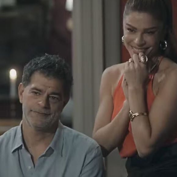 Rogério (Eduardo Moscovis) em cena de flashback com Arminda (Grazi Massafera) na novela Dona de Mim