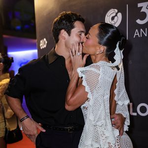 Sabrina Sato e Nicolas Prattes, apaixonados, aproveitaram para dar beijão