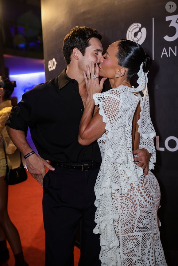 Sabrina Sato e Nicolas Prattes, apaixonados, aproveitaram para dar beijão