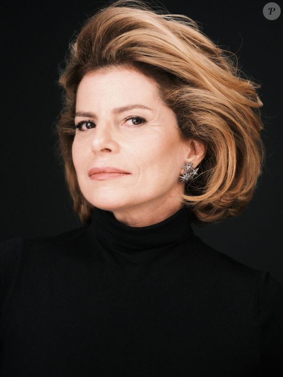 Novela 'Vale Tudo': Débora Bloch posa com novo cabelo para novela das 21h da TV Globo.