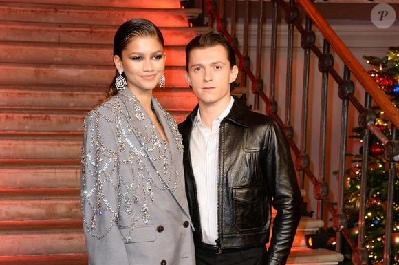 Zendaya, com quem é casado na vida real, também está de volta à franquia em 'Homem-Aranha: Um Novo Dia' como MJ