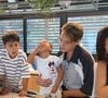 Bruna Biancardi se assustou ao ver a filha com Neymar mastigando o imã de geladeira