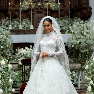 Vestido de noiva de Maria de Fátima (Bella Campos) é de manga longa, todo rendado, além do véu em 'Vale Tudo'.